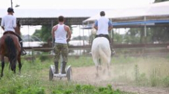  In addition, Airwheel S5 also adopts 16-inch jumbo tyres, which helps it to challenge any terrain or go down the steps. 