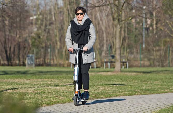 Airwheel Z3 scooters eléctricos de dos ruedas son el primer modelo de la nueva serie de productos de Airwheel. 