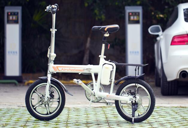 Airwheel R5 is able to provide riders with three ride modes, say man-powered, power-assisted and electricity-assisted ride mode. 